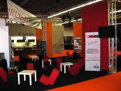 Der fertige Messestand am ersten Tag (mudrow music)