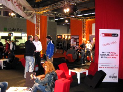 Musikmesse Frankfurt - Publikum am Stand (mudrow music)