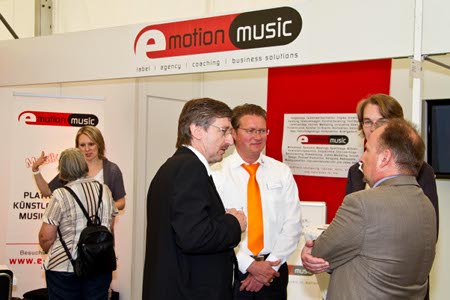 Maimarkt 2010 - Personen am Stand von e-motion.music (Florian Beier)