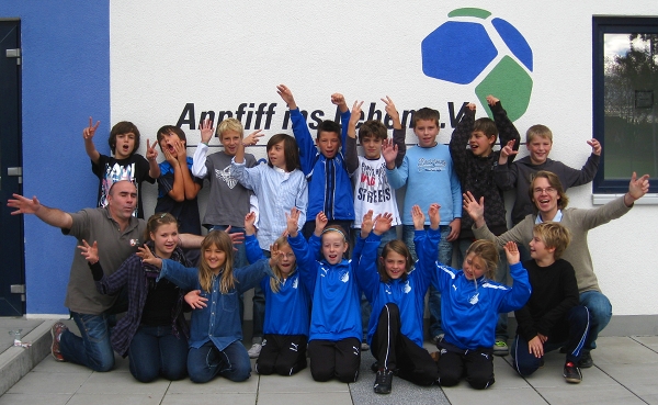 Die Teilnehmer des SaM-Workshops bei Anpfiff ins Leben e.V. (mudrow music)